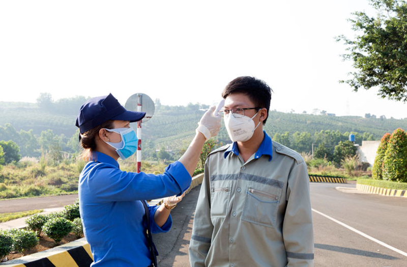 Tất cả cán bộ, công nhân viên, khách hàng đều được kiểm tra thân nhiệt trước khi vào đơn vị