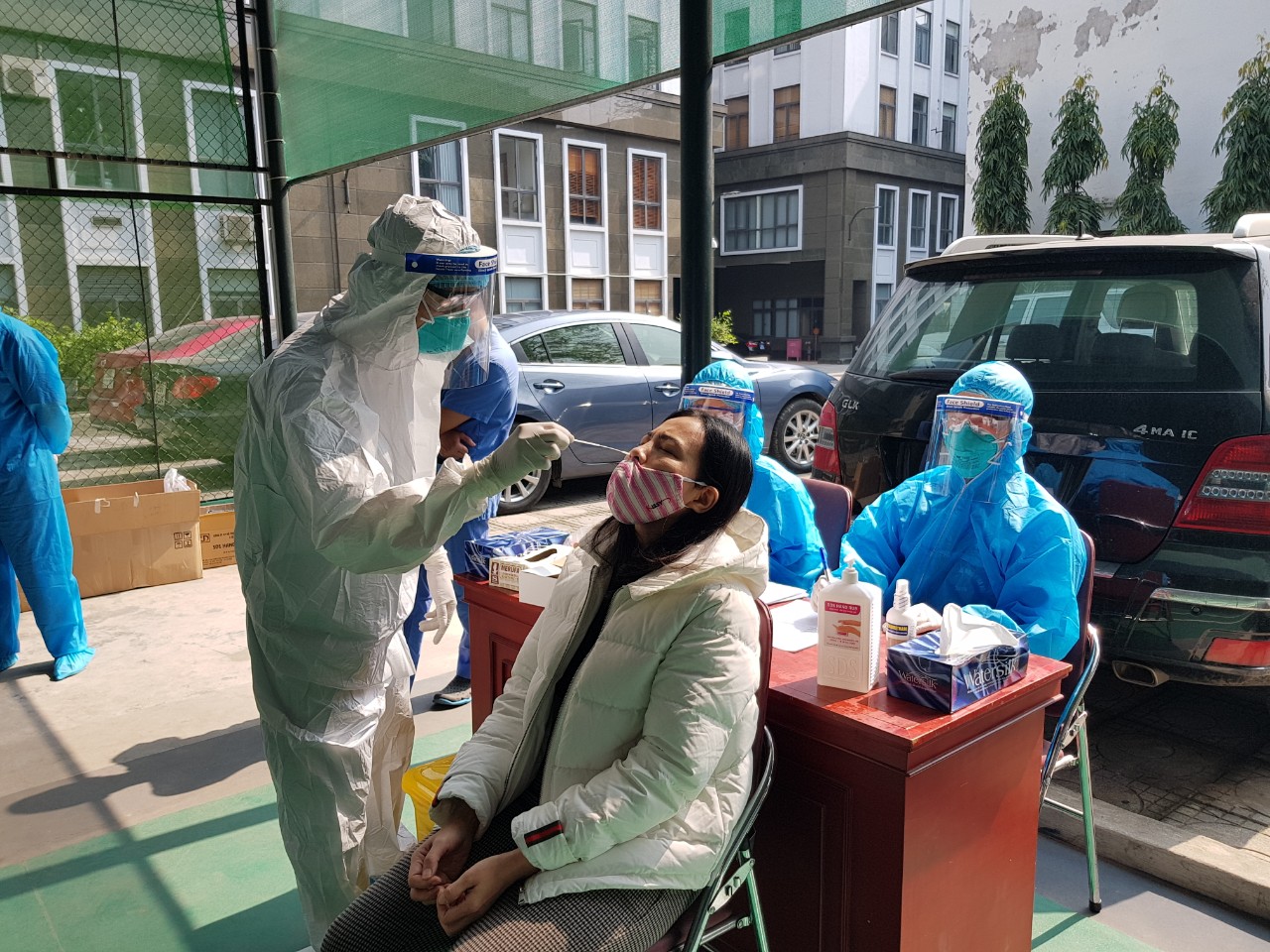 Toàn thể cán bộ, công chức và nhân viên Cơ quan Đảng ủy Khối lấy mẫu xét nghiệm Covid-19