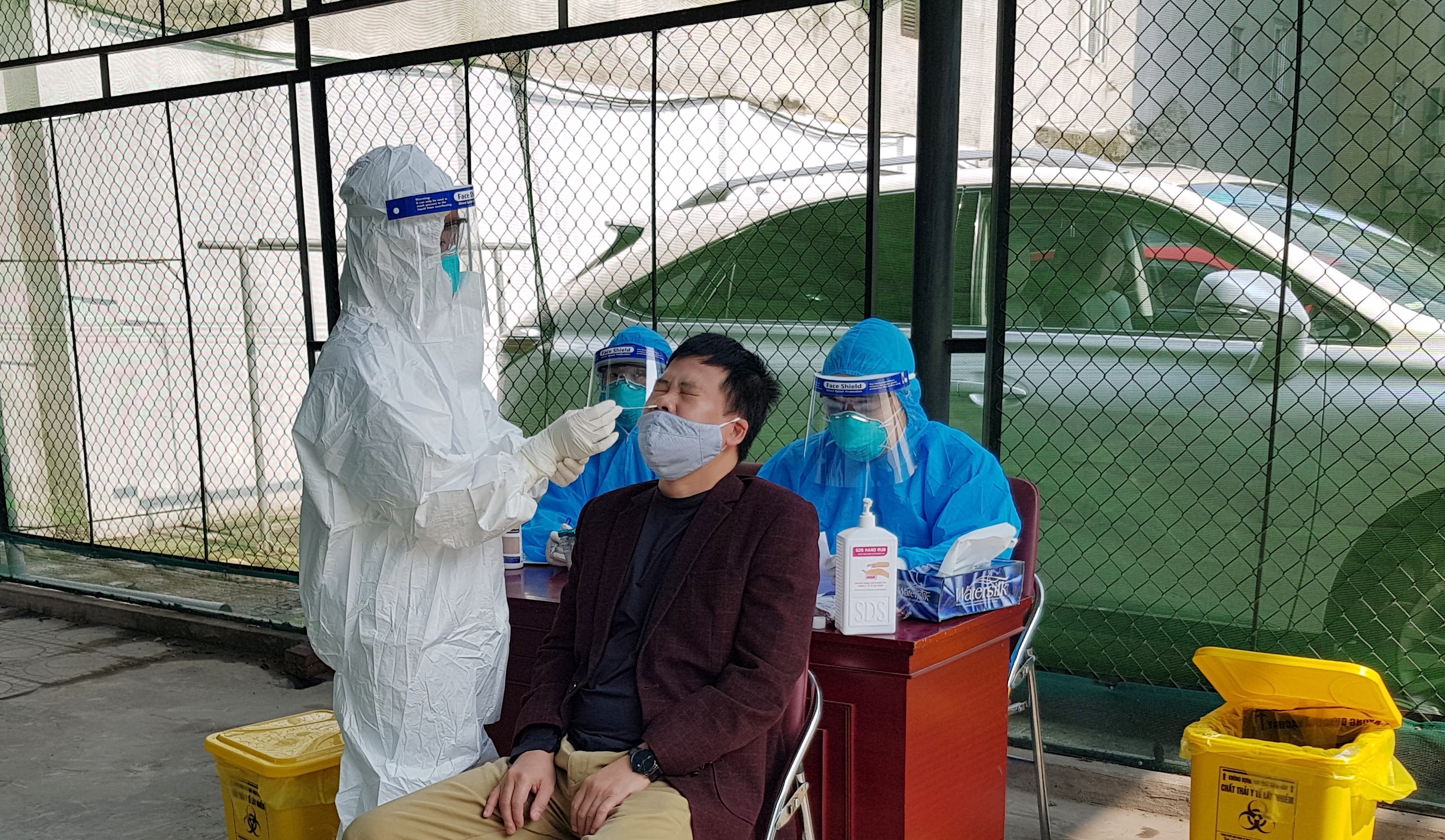 Cơ quan Đảng ủy Khối Doanh nghiệp Trung ương phối hợp Trường Đại học Y Hà Nội tiến hành xét nghiệm COVID-19 cho toàn thể cán bộ, công chức, nhân viên Cơ quan.