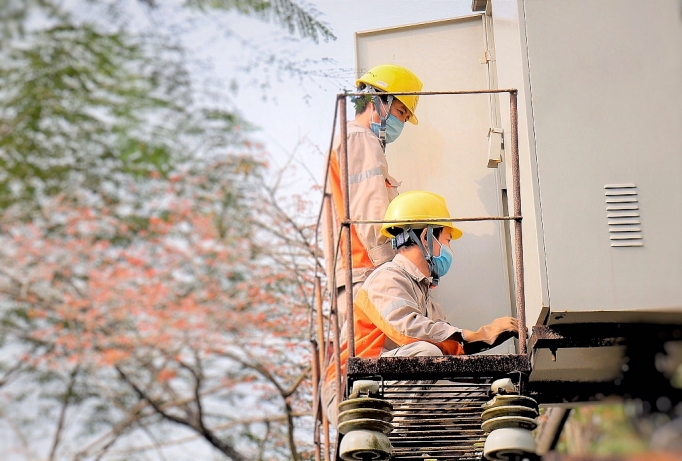 Công nhân chăm sóc bảo dưỡng thiết bị.