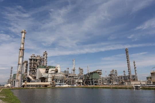 Nhà máy Lọc dầu Dung Quất.