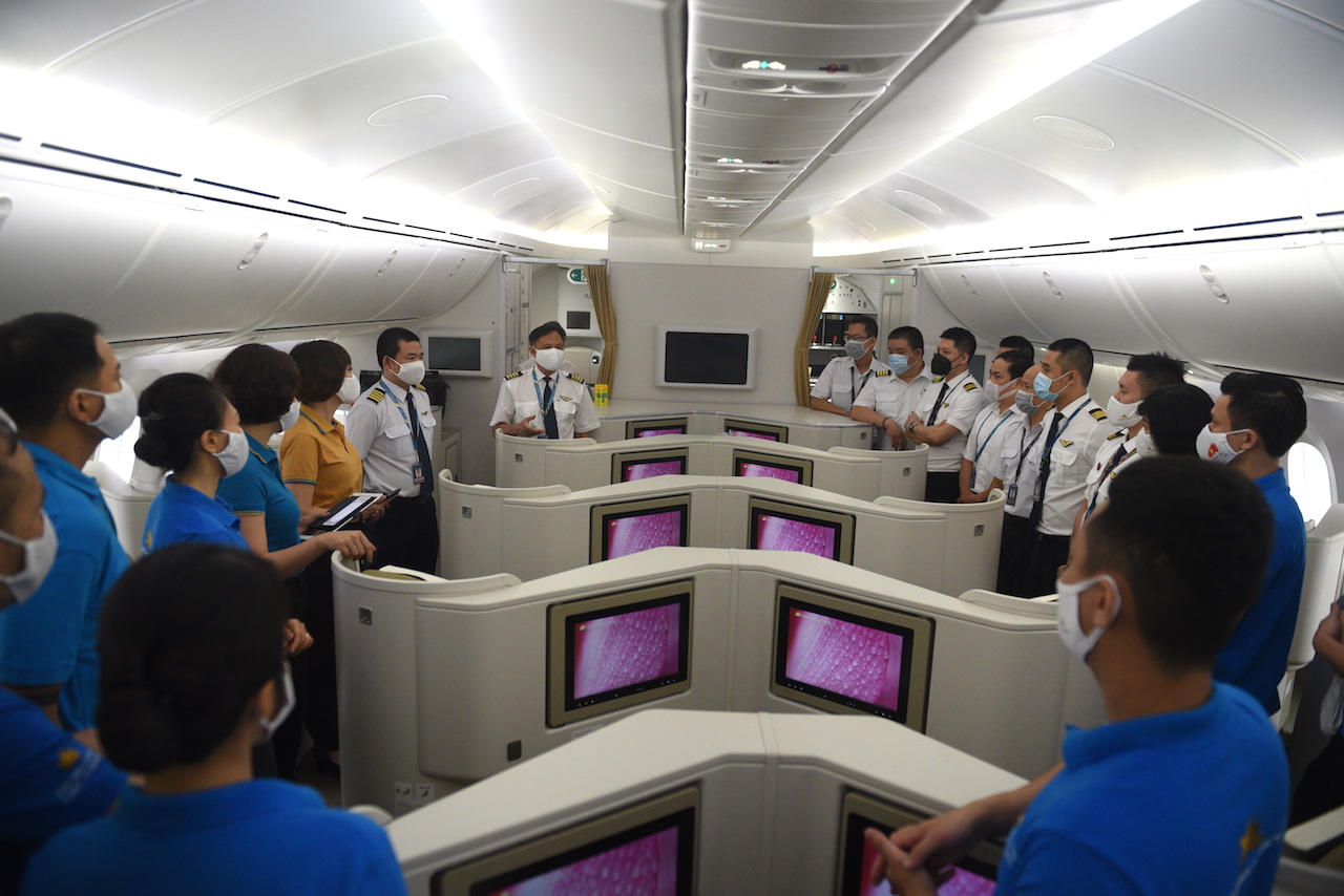 Tổ bay họp trước lúc khởi hành từ Việt Nam.