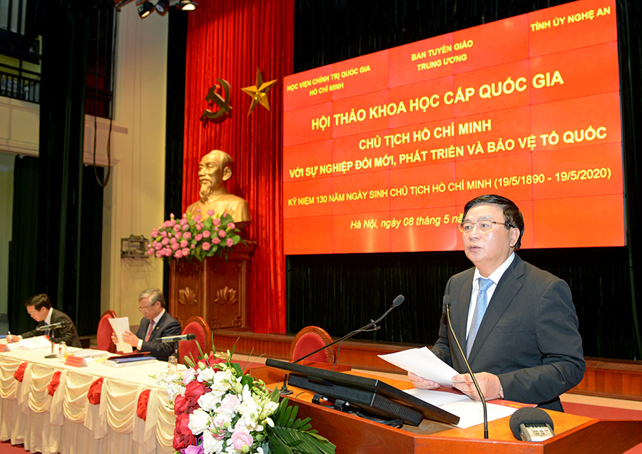 Đồng chí Nguyễn Xuân Thắng, Bí thư Trung ương Đảng, Giám đốc Học viện Chính trị quốc gia Hồ Chí Minh, Chủ tịch Hội đồng Lý luận Trung ương phát biểu đề dẫn Hội thảo