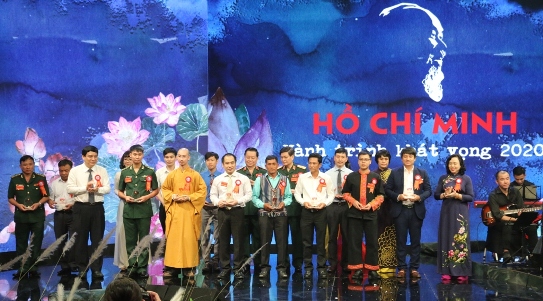 Các tập thể và cá nhân được tuyên dương tại Chương trình.