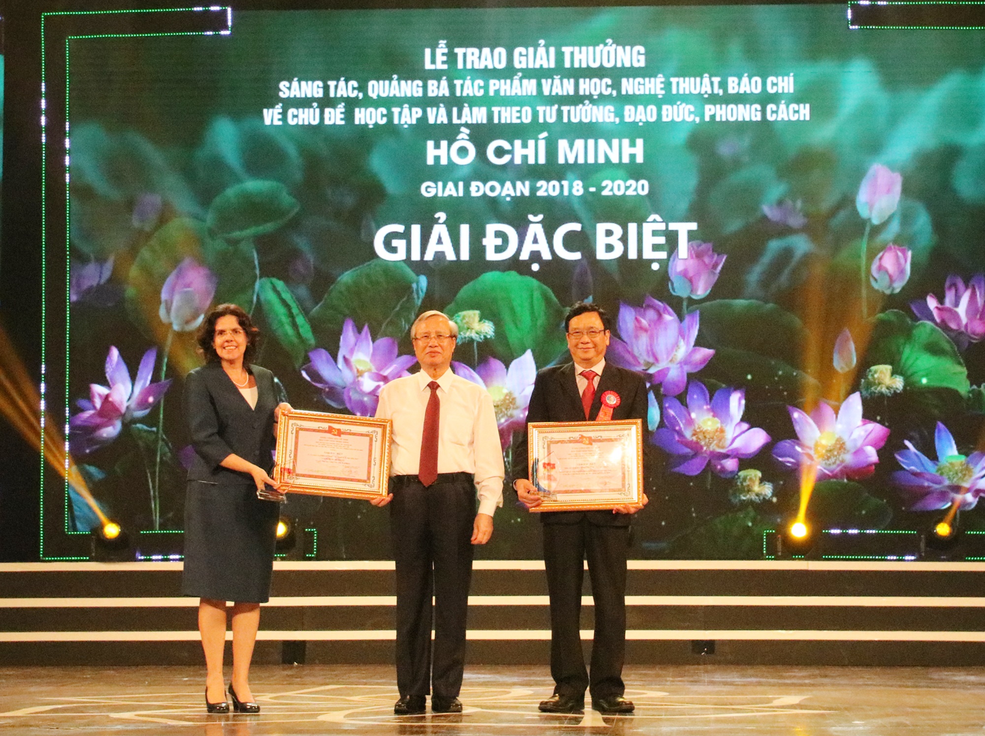 Đồng chí Trần Quốc Vượng trao giải đặc biệt cho các tác giả, tác phẩm đạt giải.