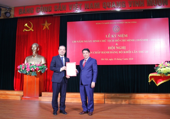 Đồng chí Y Thanh Hà Niê Kđăm - Bí thư Đảng ủy Khối DNTW trao Quyết định chỉ định tham gia Ủy viên Ban Chấp hành Đảng bộ Khối, nhiệm kỳ 2015 - 2020 của Ban Bí thư cho đồng chí Phạm Đức Long - Phó Bí thư Đảng ủy, Thành viên HĐTV, phụ trách HĐTV, Tổng giám đốc Tập đoàn Bưu chính - Viễn thông Việt Nam.