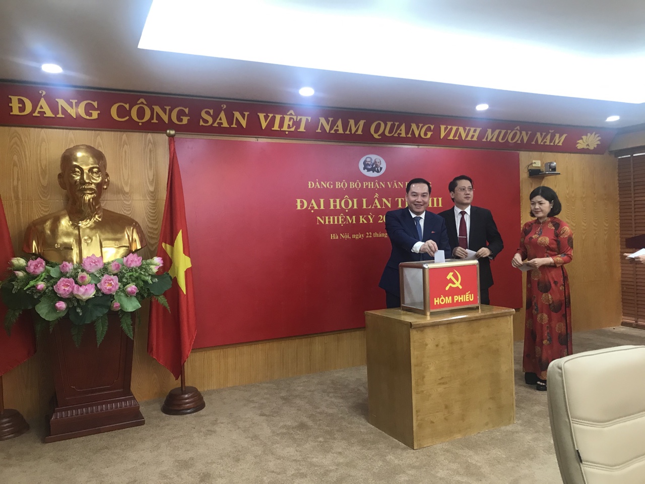 Đảng bộ bộ phận Văn phòng bỏ phiếu bầu Ban Chấp hành Đảng bộ bộ phận Văn phòng nhiệm kỳ 2020-2025.