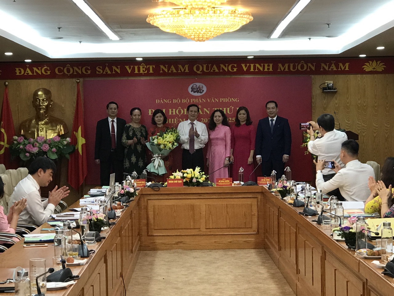 các đồng chí Phạm Tấn Công, Đoàn Thị Hồng Nga, Hồ Xuân Trường chụp ảnh lưu nhiệm cùng Ban Chấp hành Đảng bộ bộ phận Văn phòng nhiệm kỳ 2020 - 2025 