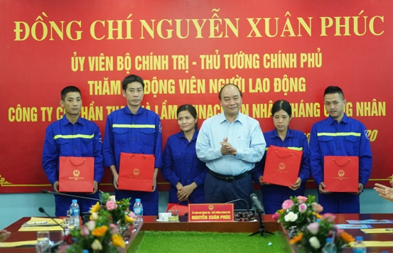 Thủ tướng tặng quà cho công nhân có hoàn cảnh khó khăn.