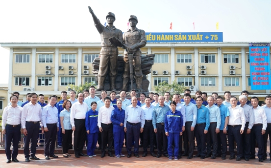 Các đại biểu chụp ảnh lưu niệm.