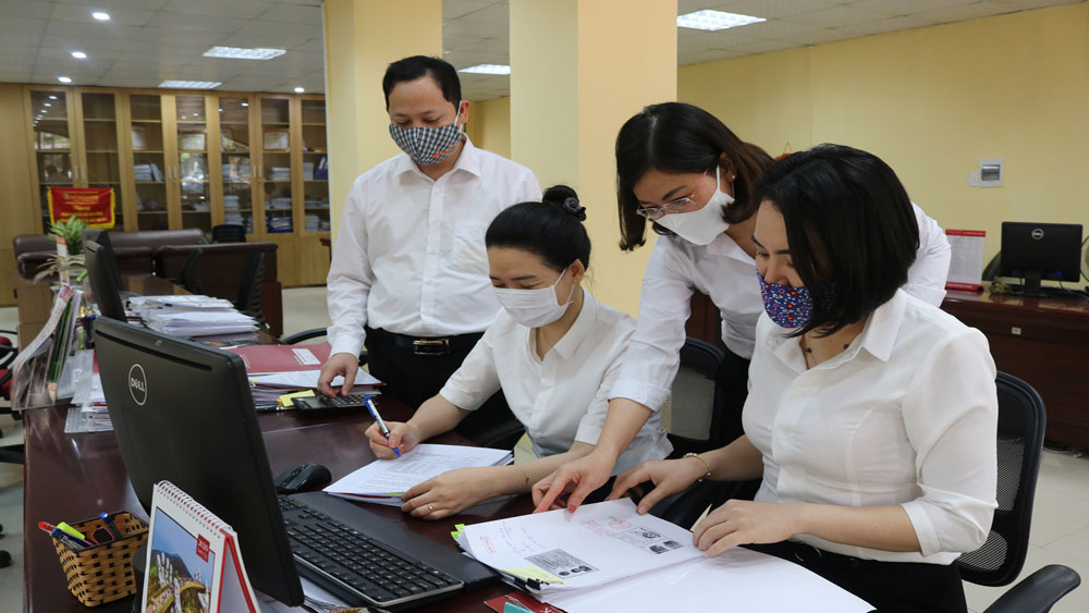 Cán bộ Agribank làm tốt công tác tín dụng phục vụ khách hàng phát triển sản xuất kinh doanh.