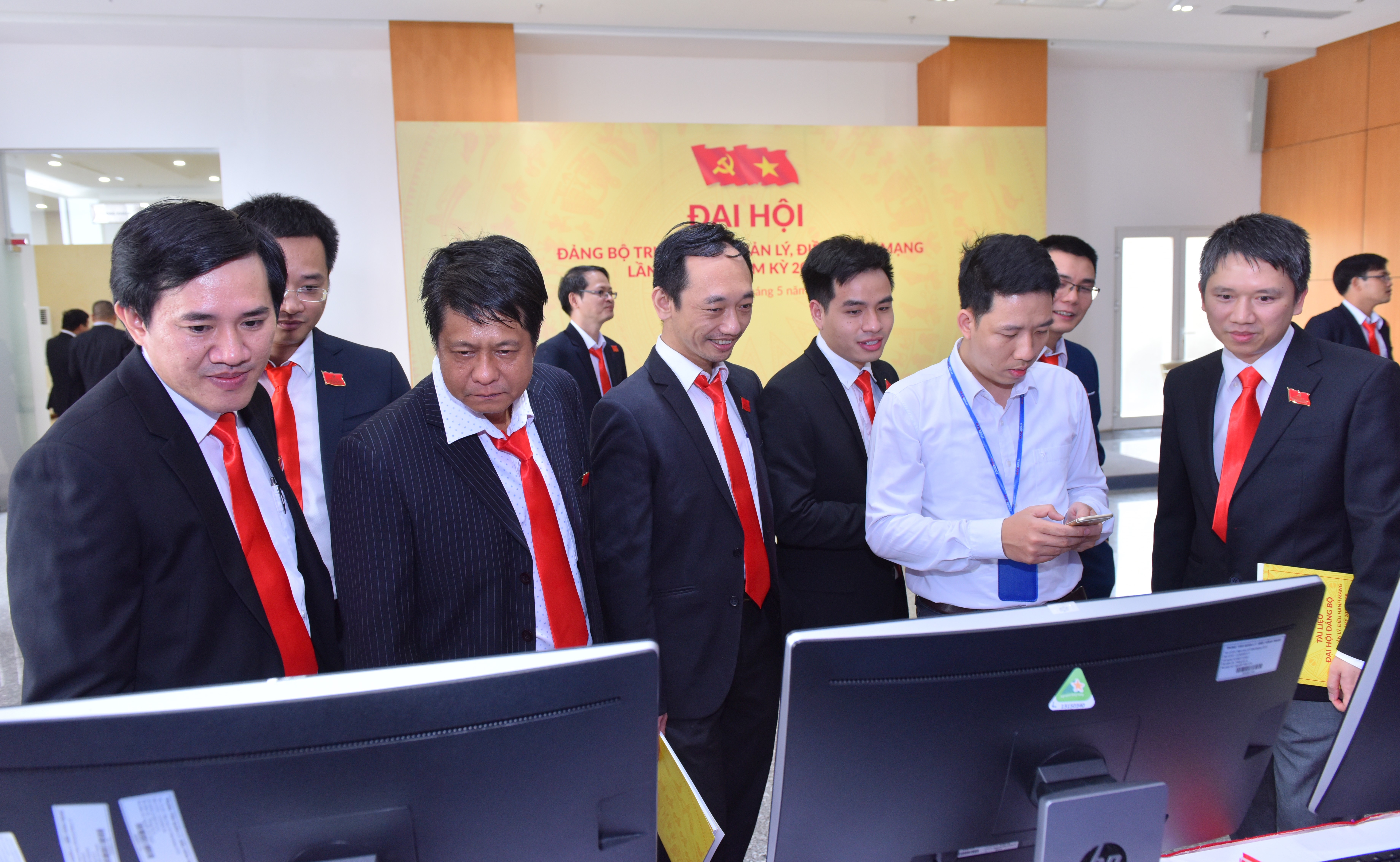 Đại biểu thăm quan khu vực giới thiệu các thành tựu trong nhiệm kỳ 2015-2020  của Đảng bộ Trung tâm NOC