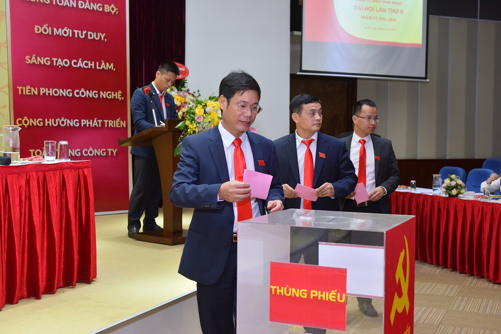 Đại biểu bỏ phiếu tại Đại hội.