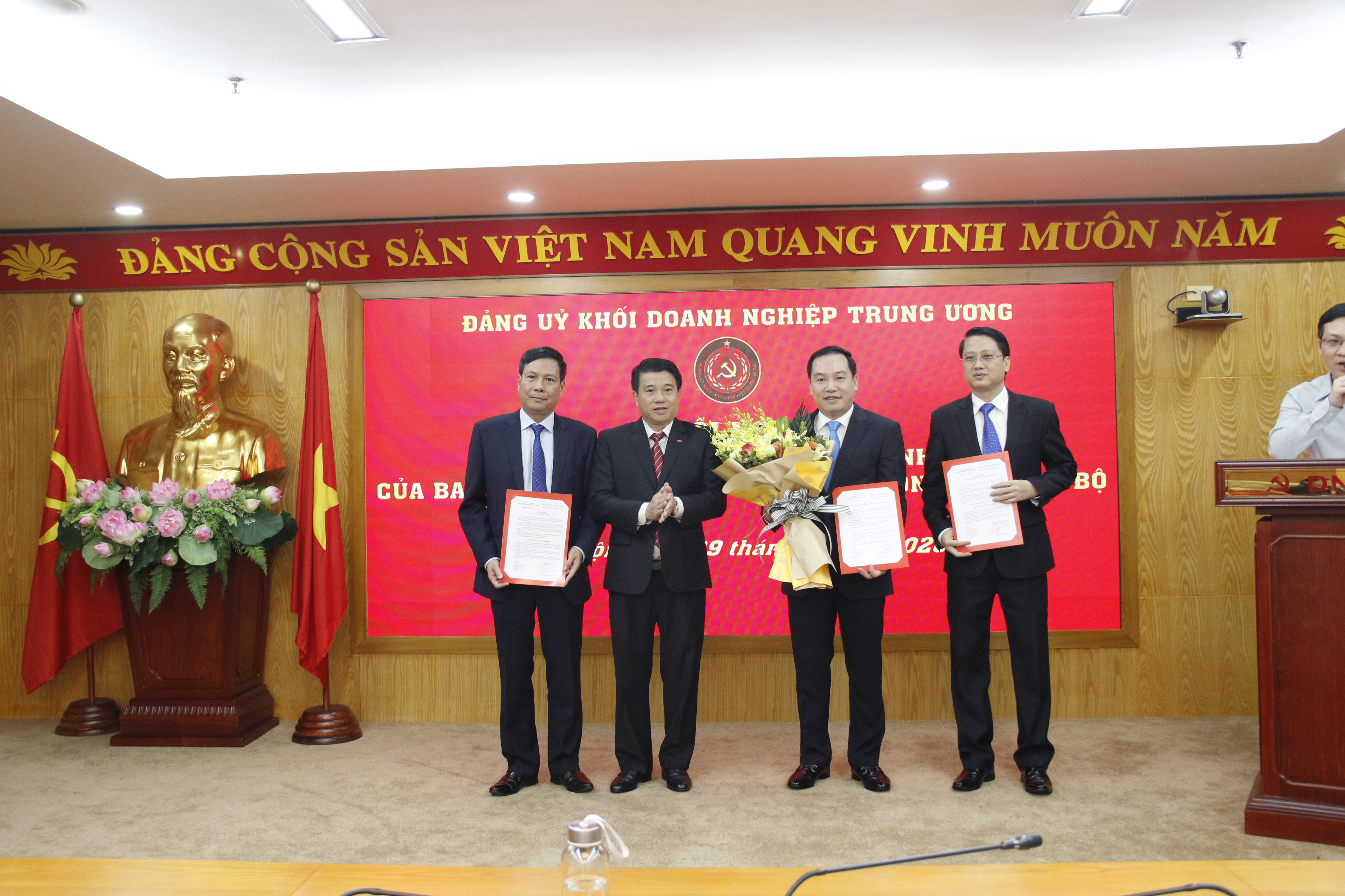 Đồng chí Y Thanh Hà Niê Kđăm - Ủy viên dự khuyết BCH Trung ương Đảng, Bí thư Đảng ủy Khối Doanh nghiệp Trung ương trao Quyết định cho 03 đồng chí.