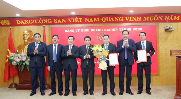 Thường trực Đảng ủy Khối chụp ảnh lưu niệm với 03 đồng chí nhận nhiệm vụ điều động, phân công.