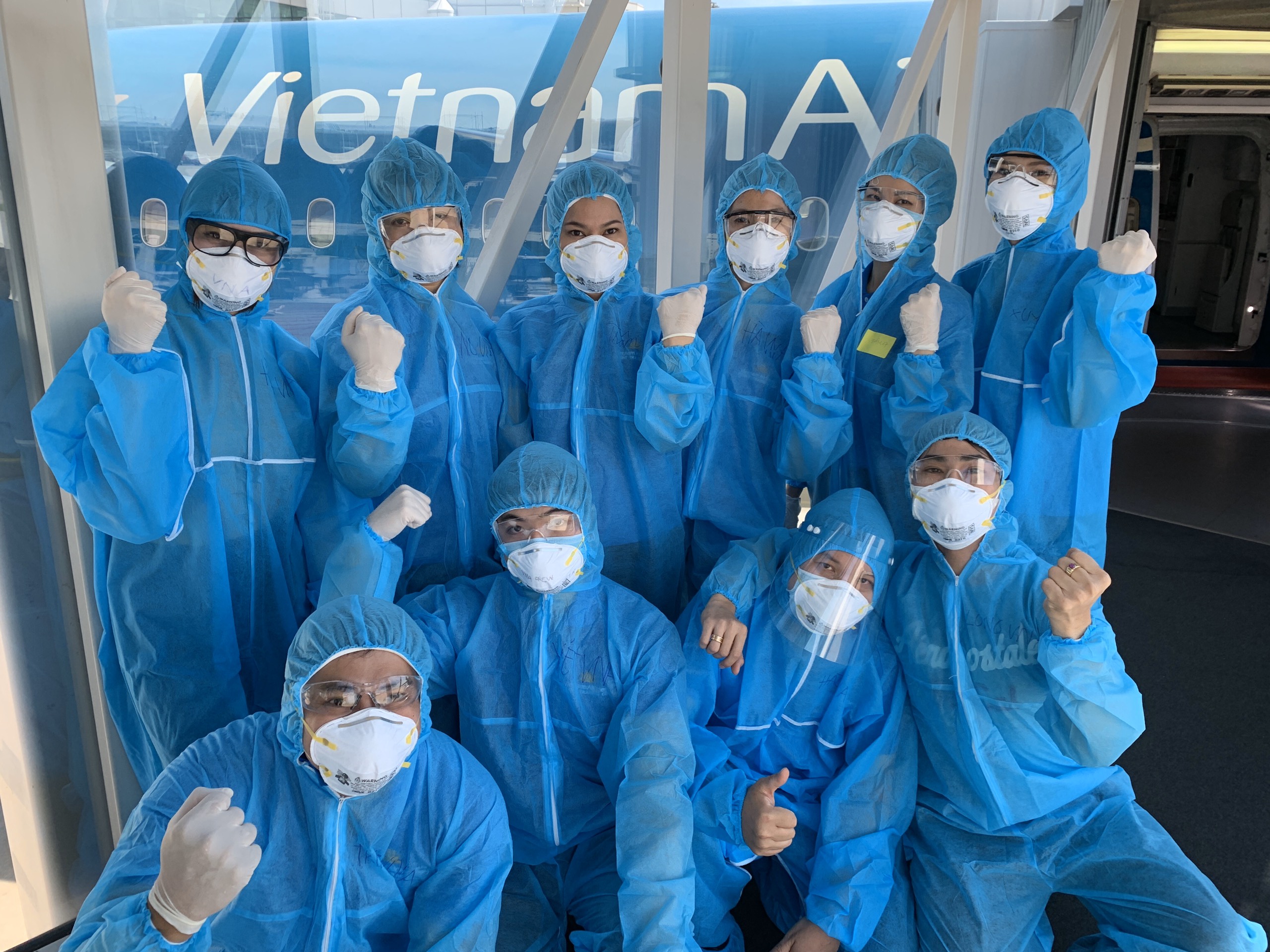 Phi hành đoàn cũng mặc đồ bảo hộ y tế toàn thân để ngăn ngừa nguy cơ lây nhiễm chéo trong quá trình phục vụ.