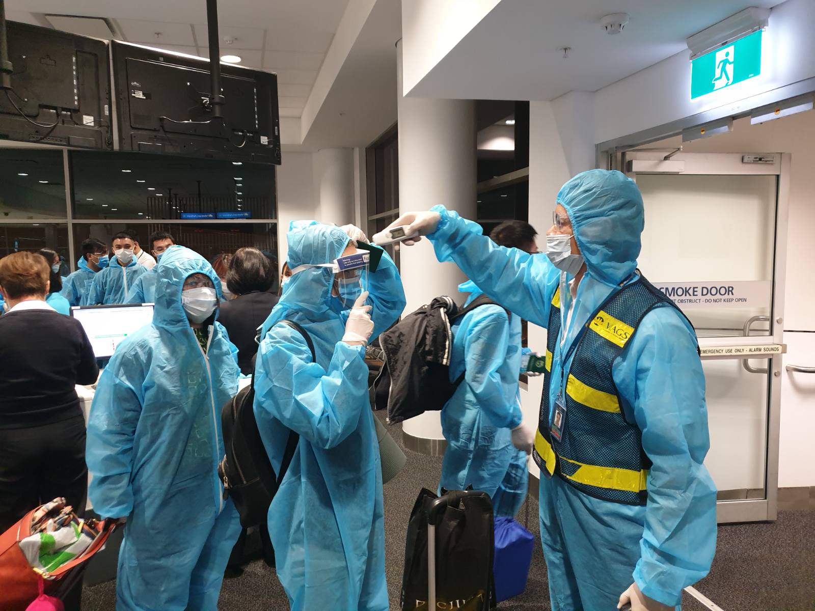 Rạng sáng nay 2/6, chuyến bay mang số hiệu VN68 chở gần 340 công dân Việt Nam hồi hương từ Úc và New Zealand đã hạ cánh an toàn tại sân bay Tân Sơn Nhất, Tp Hồ Chí Minh. Đây là chuyến bay chở công dân Việt Nam về nước đầu tiên từ Úc và New Zealand với tổng chiều dài hành trình khứ hồi là gần 16.000 km, tổng thời gian thực hiện là gần 30 tiếng.   Trước đó, chuyến bay VN69 từ Việt Nam ngày 31/5 cũng chở theo một số công dân nước ngoài hồi hương. Chuyến bay còn hỗ trợ vận chuyển miễn cước, thuế, phí 50.000 khẩu trang vải kháng khuẩn đến Đại sứ quán Việt Nam tại Australia. 