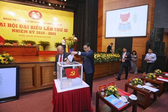 Các đại biểu bỏ phiếu bầu Ban Chấp hành Đảng bộ Cơ quan Tập đoàn nhiệm kỳ 2020 - 2025.