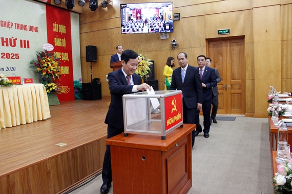 Các đại biểu bỏ phiếu bầu Ban Chấp hành nhiệm kỳ 2020-2025.