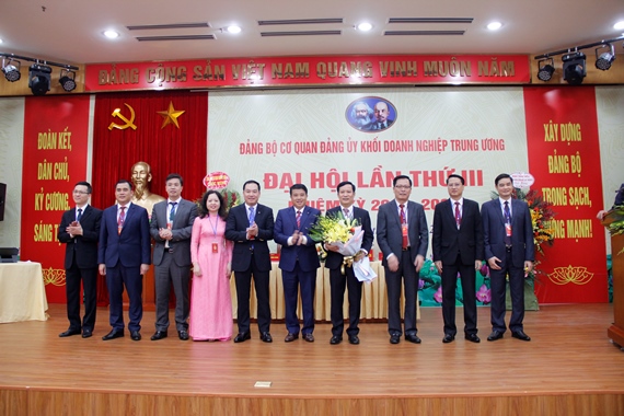 Đồng chí Y Thanh Hà Niê Kđăm, Ủy viên dự khuyết BCH Trung ương Đảng, Bí thư Đảng ủy Khối Doanh nghiệp Trung ương tặng hoa chúc mừng Ban Chấp hành Cơ quan Đảng ủy Khối nhiệm kỳ 2020-2025.