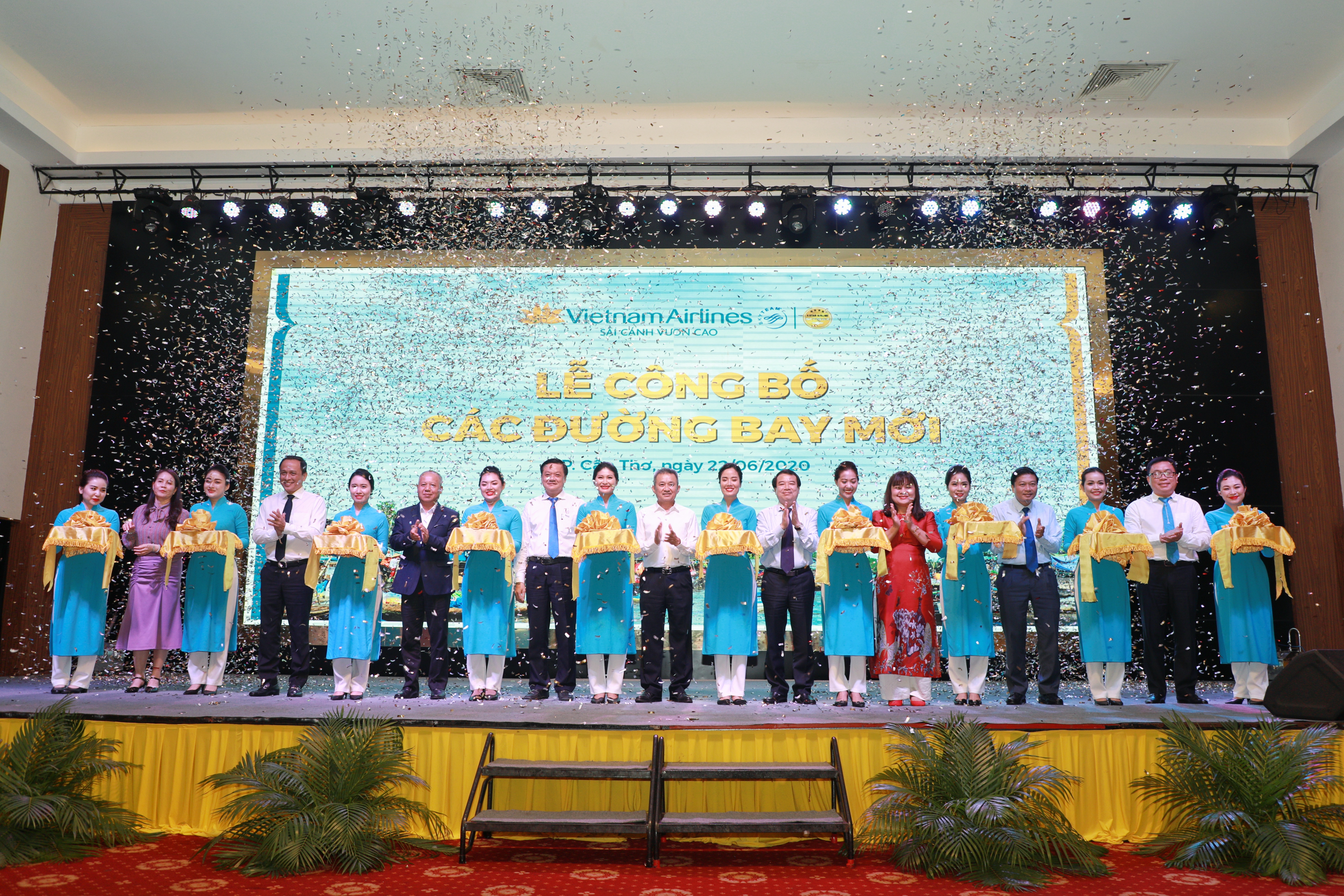 Các đại biểu cắt băng tại lễ công bố 4 đường bay mới kết nối đến Cần Thơ do Vietnam Airlines khai thác.