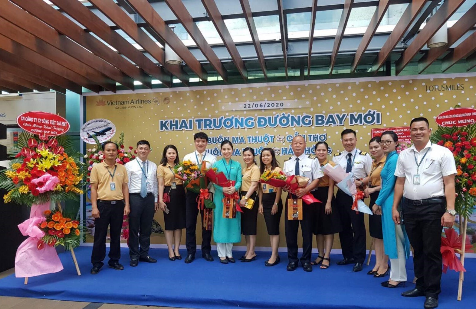 Tổ bay trước khi khởi hành.