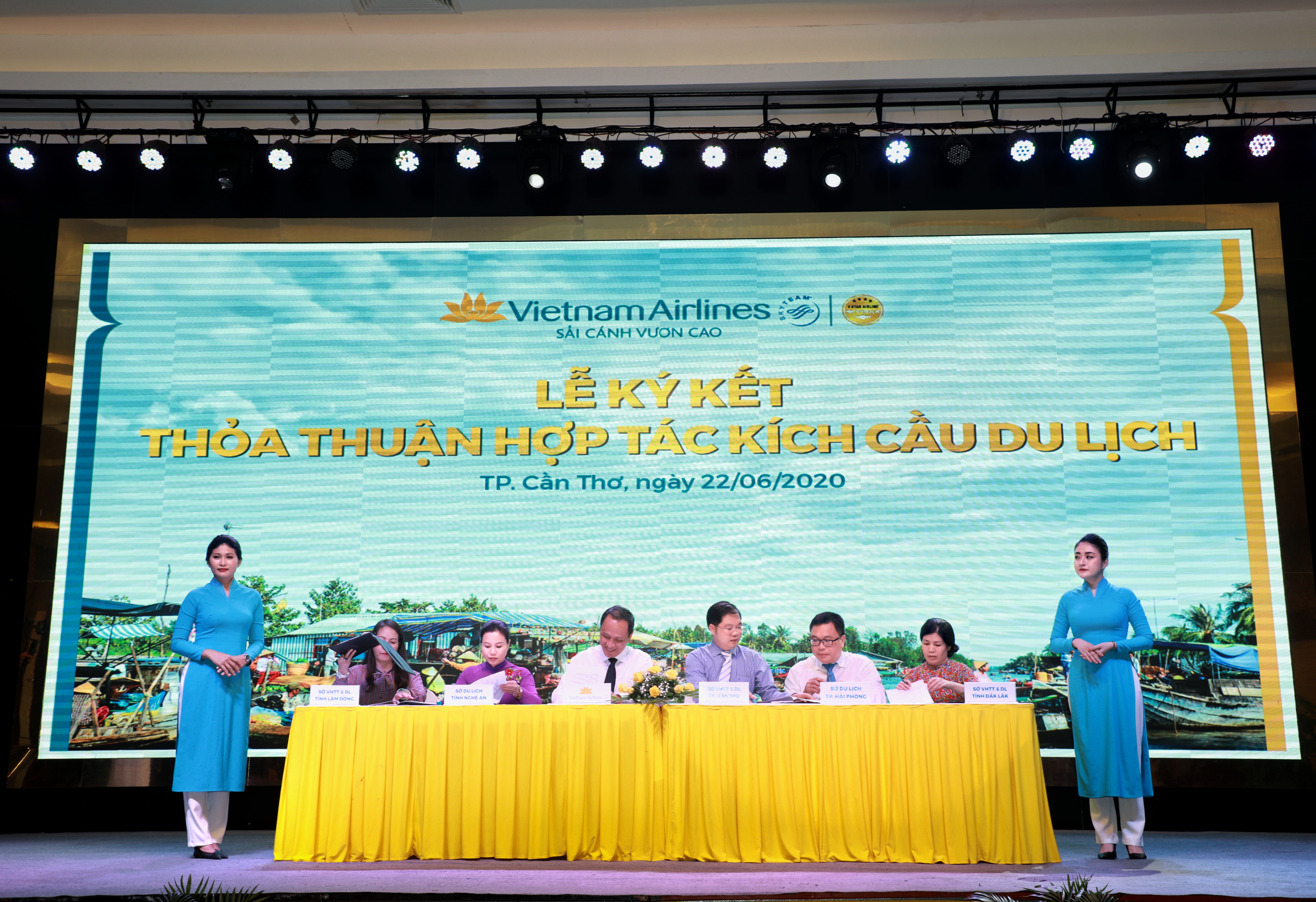 Đại diện Vietnam Airlines ký kết thỏa thuận hợp tác với sở du lịch các tỉnh, thành phố. 