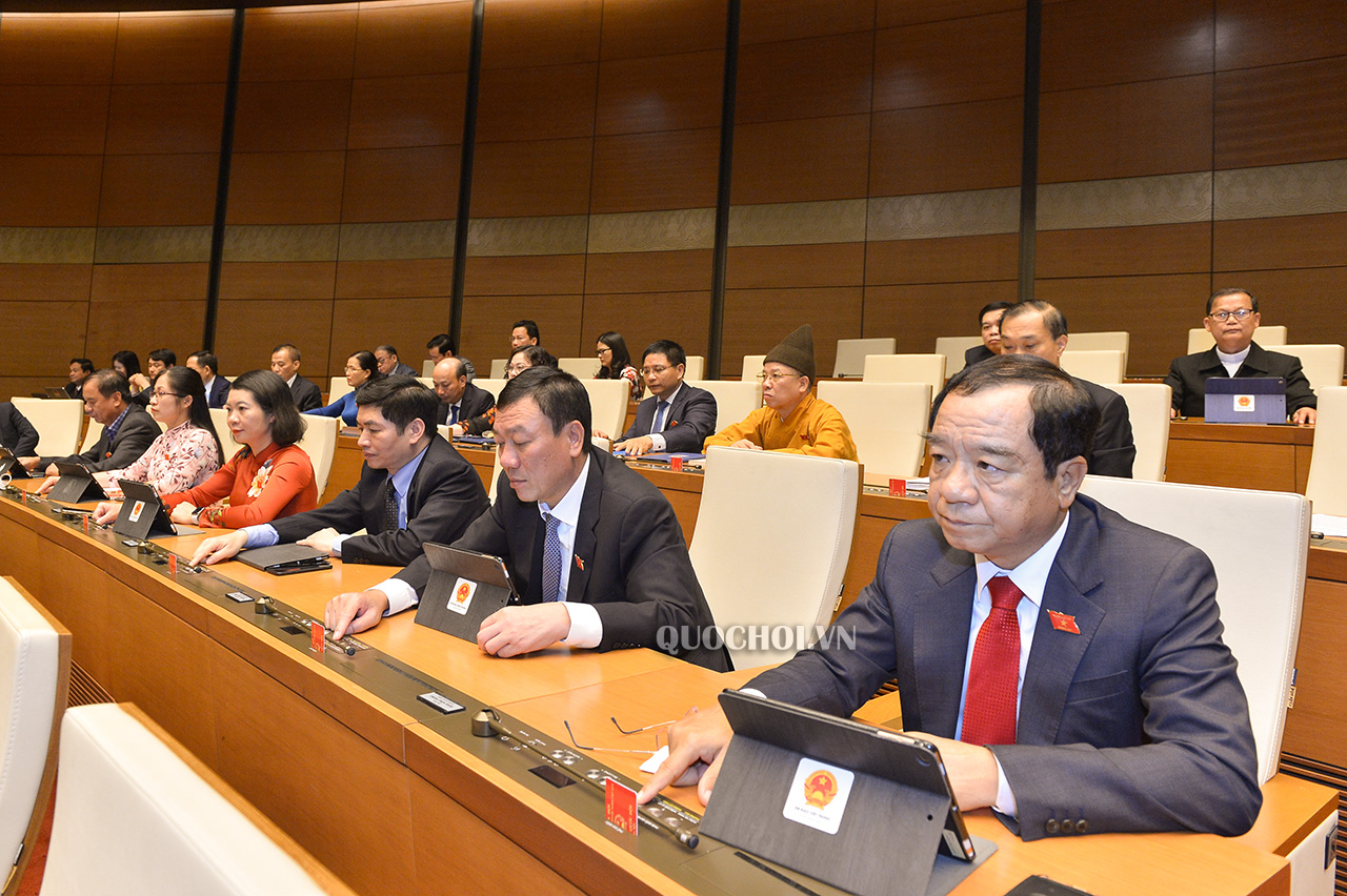 Các đại biểu nhấn nút thông qua Nghị quyết kỳ họp.