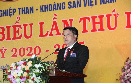 Đồng chí Y Thanh Hà Niê Kđăm - Bí thư Đảng ủy Khối Doanh nghiệp Trung ương chúc mừng, biểu dương những thành quả quan trọng mà Đảng bộ Tập đoàn TKV đã đạt được trong nhiệm kỳ vừa qua.