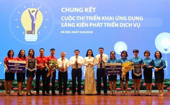 Đại diện Ban lãnh đạo BIDV trao thưởng và vinh danh các sáng kiến đạt giải cao.