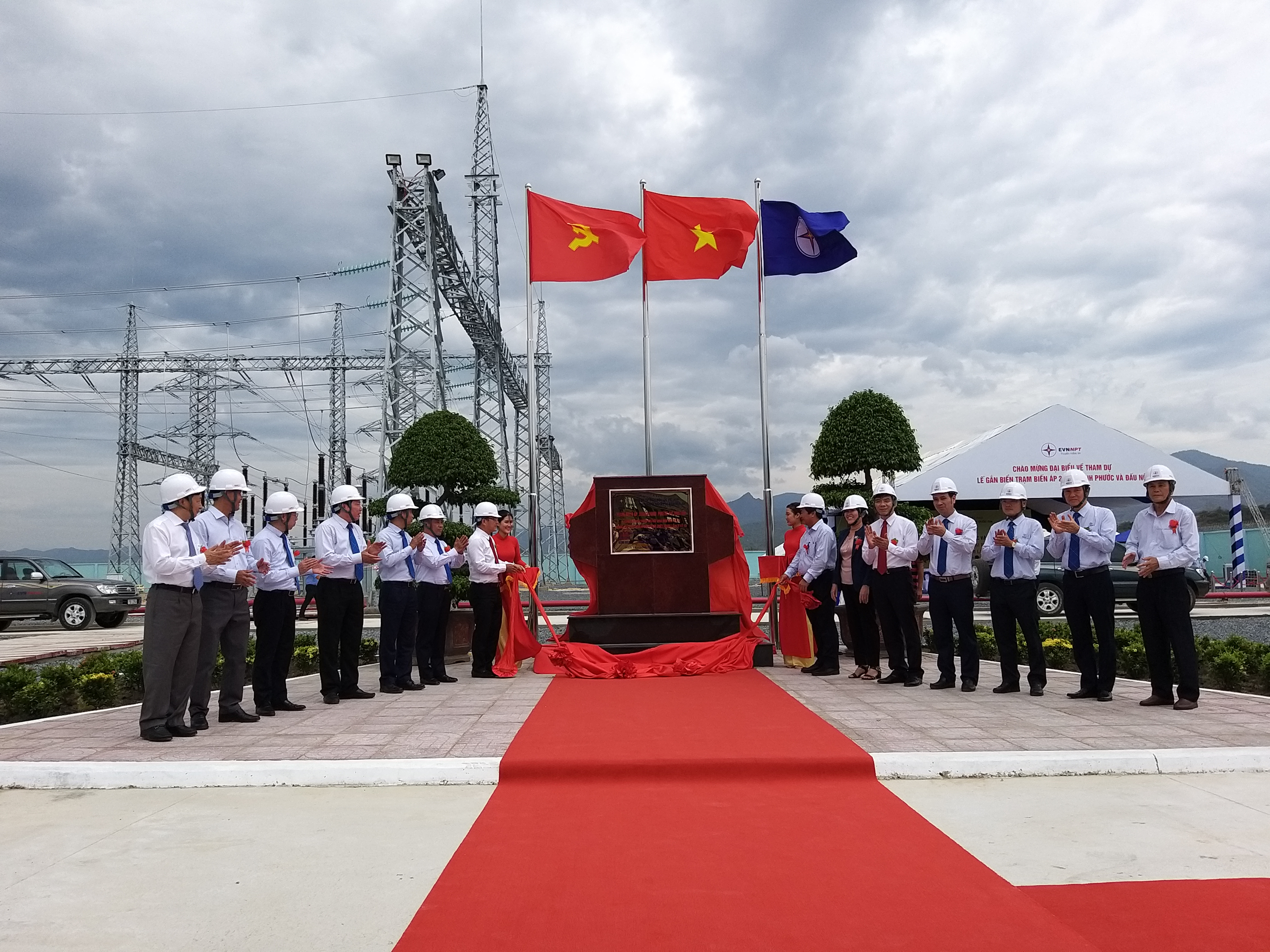 Các đại biểu thực hiện nghi thức gắn biển công trình  chào mừng Đại hội đại biểu Đảng bộ Tập đoàn Điện lực Việt Nam lần thứ III.