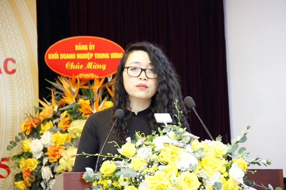 Đồng chí Bùi Thị Thanh Tâm, Ủy viên BTV Đảng ủy Khối, Bí thư Đảng ủy, Chủ tịch HĐTV Tổng công ty trình bày báo cáo chính trị tại Đại hội