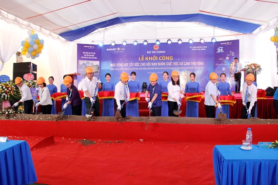 Các đại biểu khởi công xây dựng nhà xông hơi tẩy độc cho nạn nhân chất độc da cam/đôxin tỉnh Thái Bình.