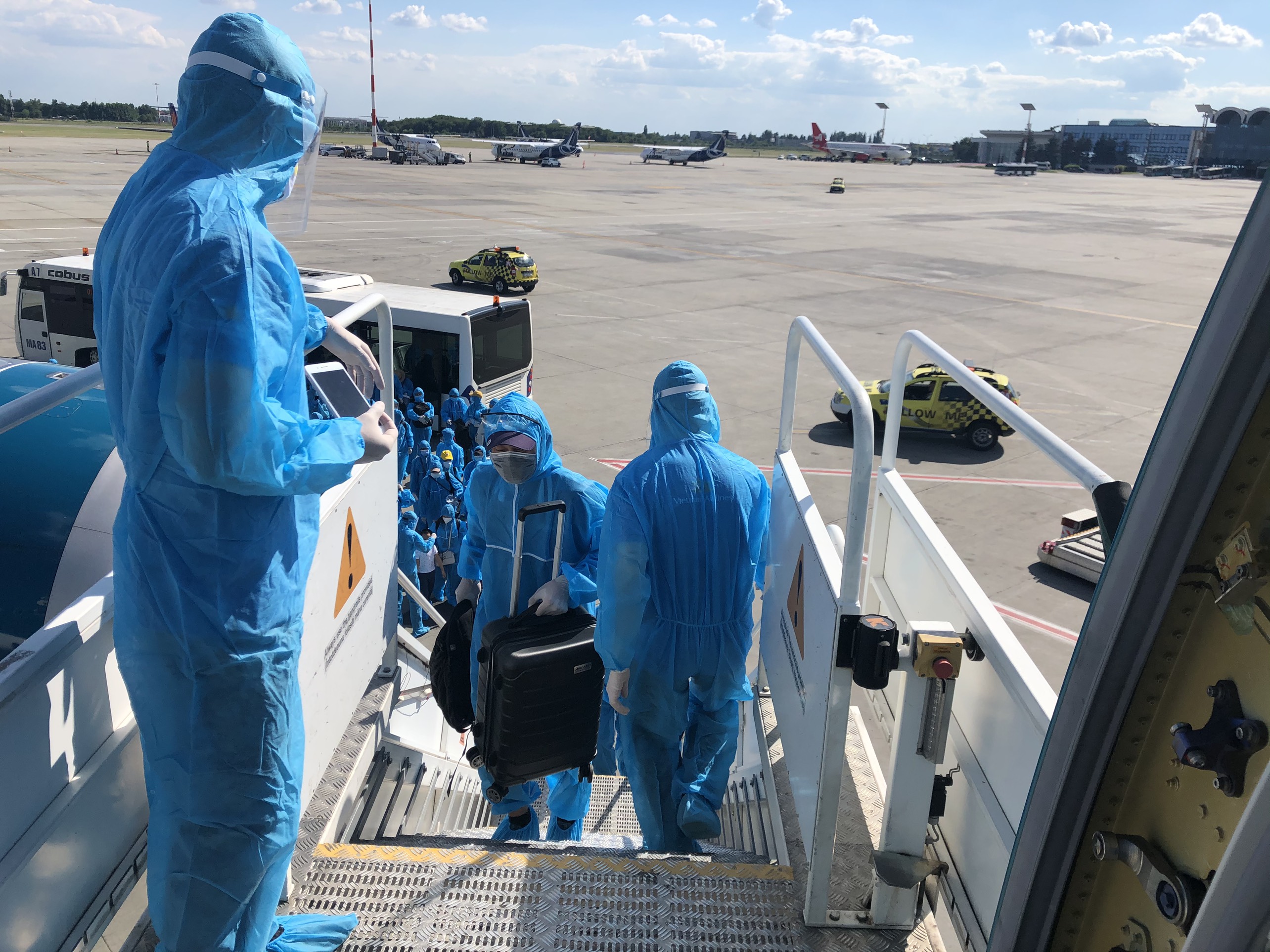 Hành khách lên tàu tại sân bay Bucharest Henri Coanda.