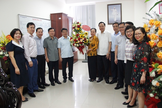 Đồng chí Y Thanh Hà Niê Kđăm - Ủy viên dự khuyết Ban Chấp hành Trung ương Đảng, Bí thư Đảng ủy Khối tặng hoa chúc mừng ngày truyền thống Ngành Tuyên giáo.