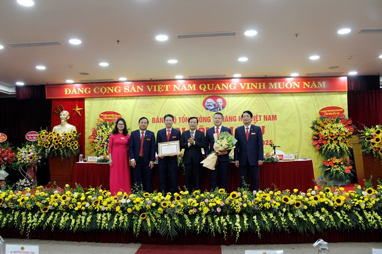 đồng chí Phạm Tấn  Công - Phó Bí thư Thường trực Đảng ủy Khối đã trao Bằng khen của Đảng ủy Khối Doanh nghiệp Trung ương cho Đảng bộ Tổng công ty Hàng hải Việt Nam 