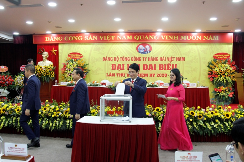 Các đại biểu tham gia bỏ phiếu tại Đại hội.