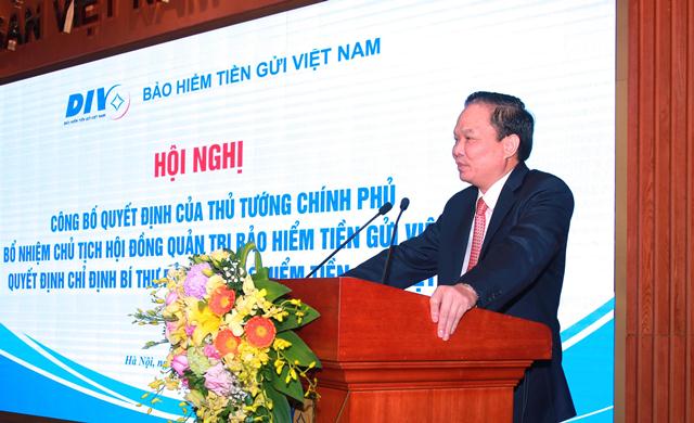 Đồng chí Lê Văn Châu-Phó Bí thư Đảng ủy Khối Doanh nghiệp Trung ương phát biểu giao nhiệm vụ cho tân Bí thư Đảng ủy Bảo hiểm tiền gửi Việt Nam.
