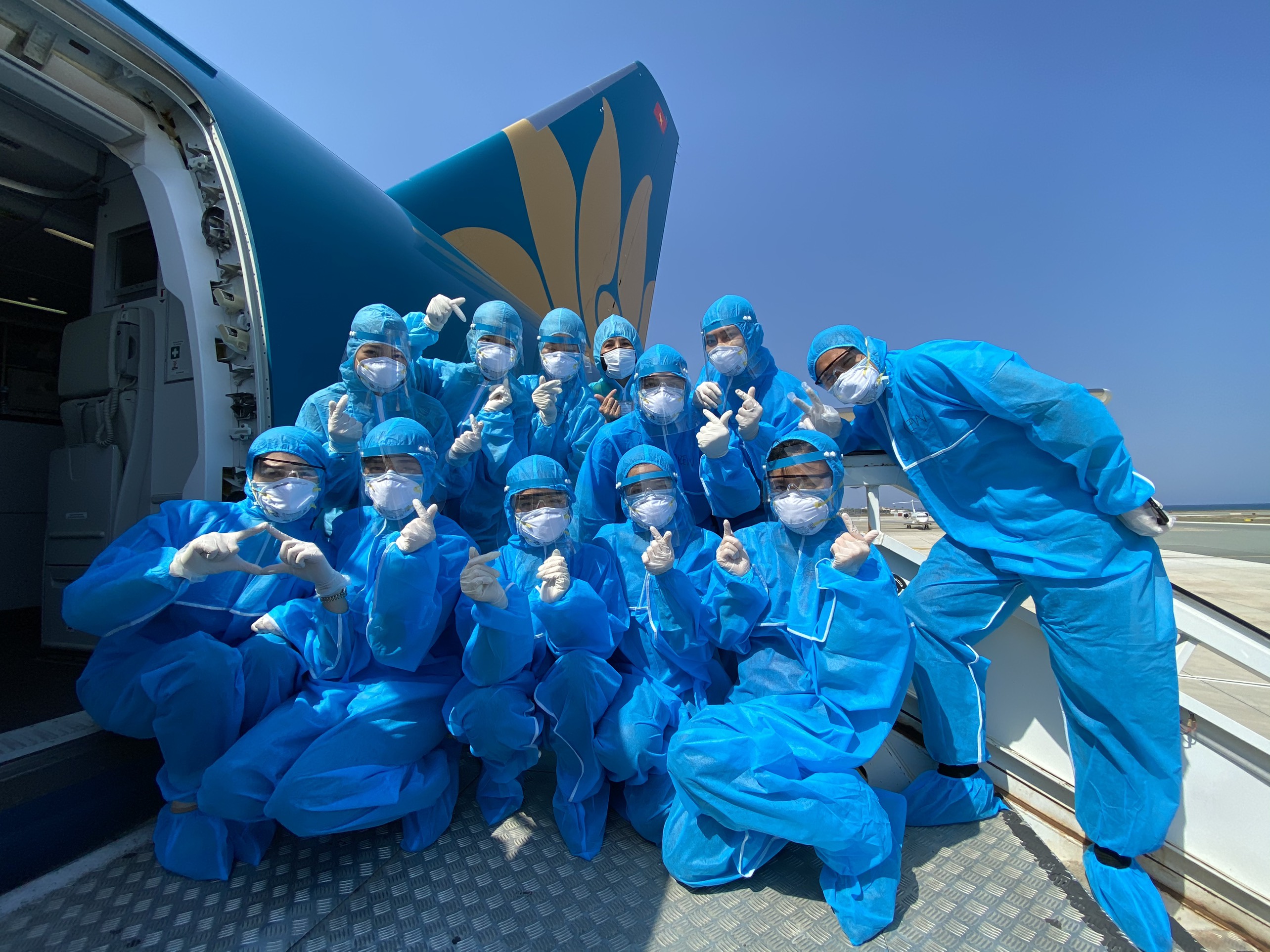 Một số hình ảnh của tổ bay trong trang phục bảo hộ khi làm nhiệm vụ.