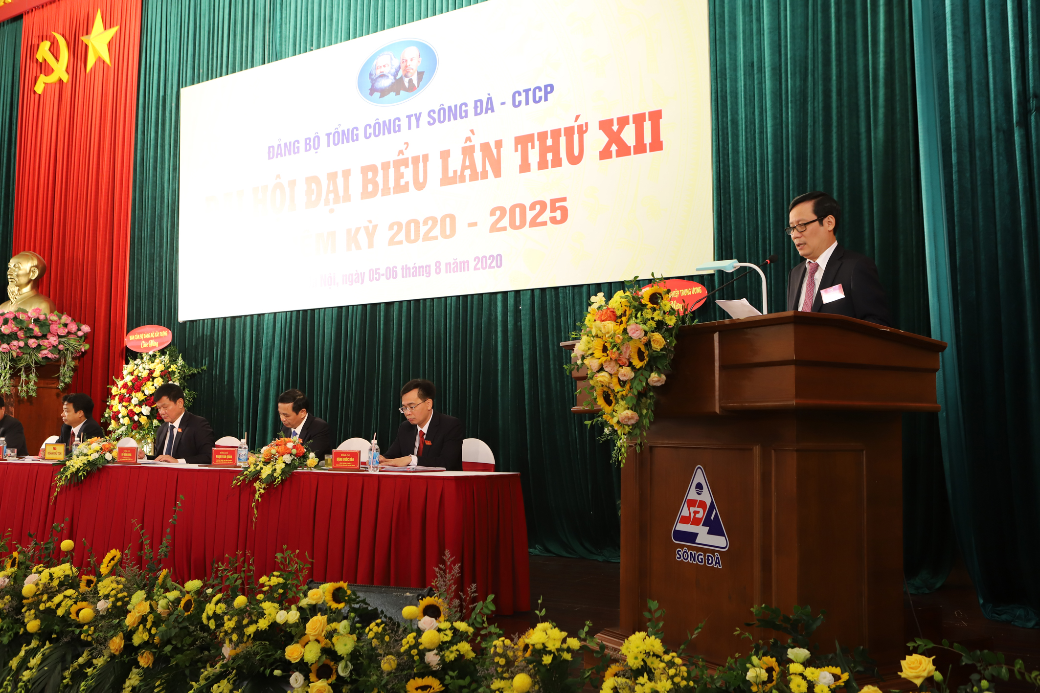 Đồng chí Phạm Tấn Công- Phó Bí thư Thường trực Đảng ủy Khối Doanh nghiệp Trung ương phát biểu chỉ đạo tại Đại hội.