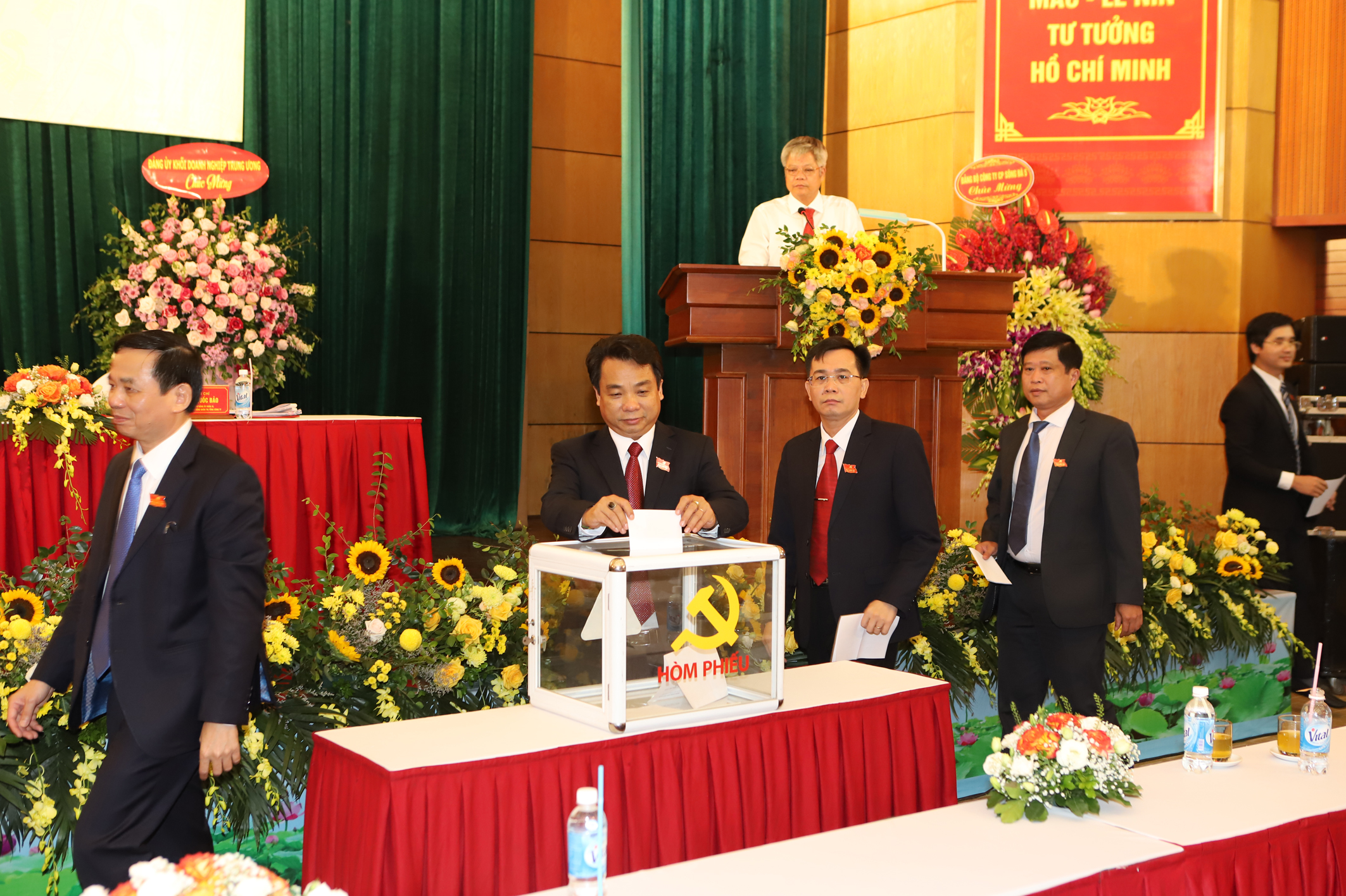 Đại biểu bỏ phiếu bầu cử tại Đại hội.