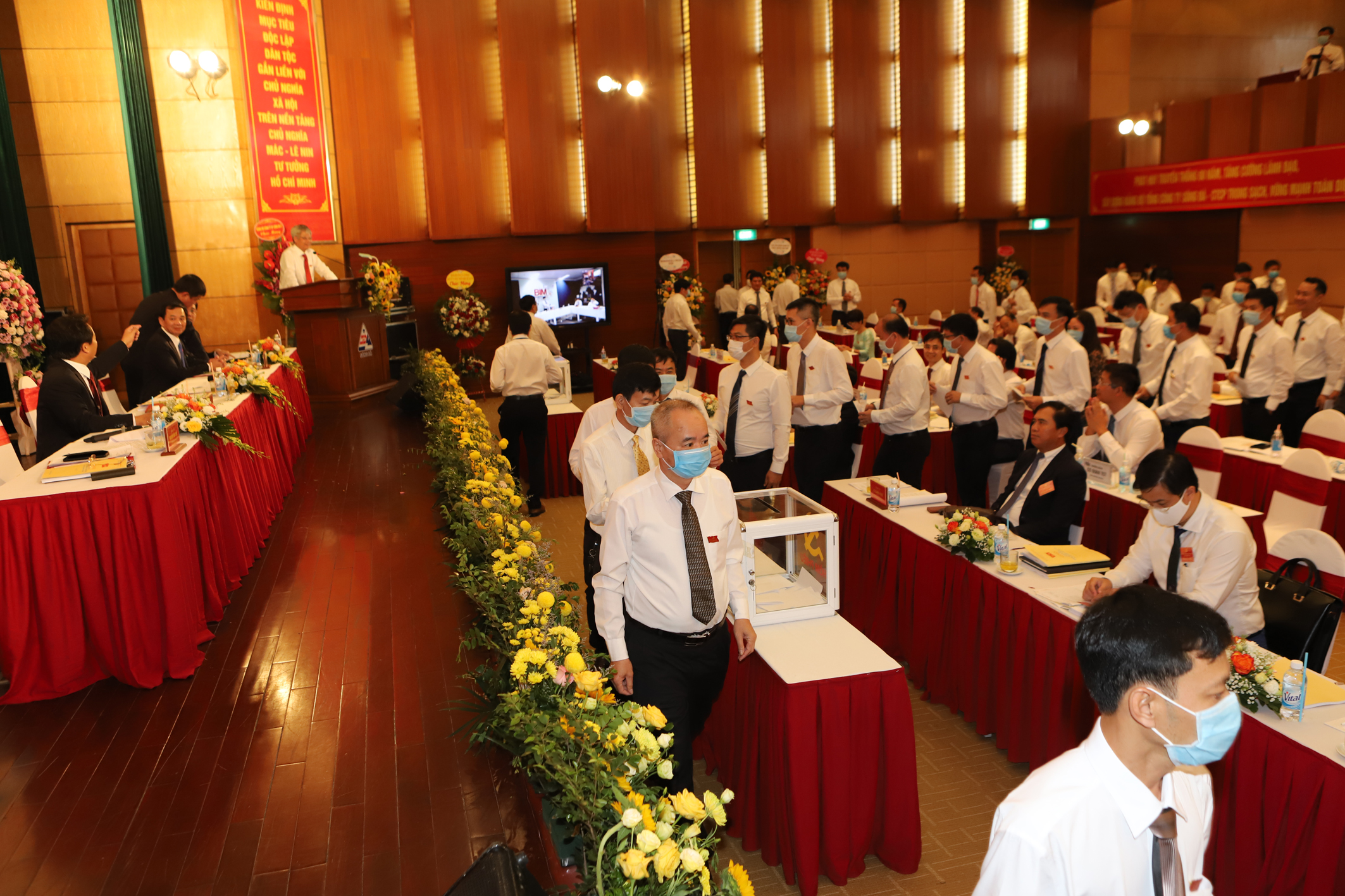 Đại biểu bỏ phiếu bầu cử tại Đại hội.