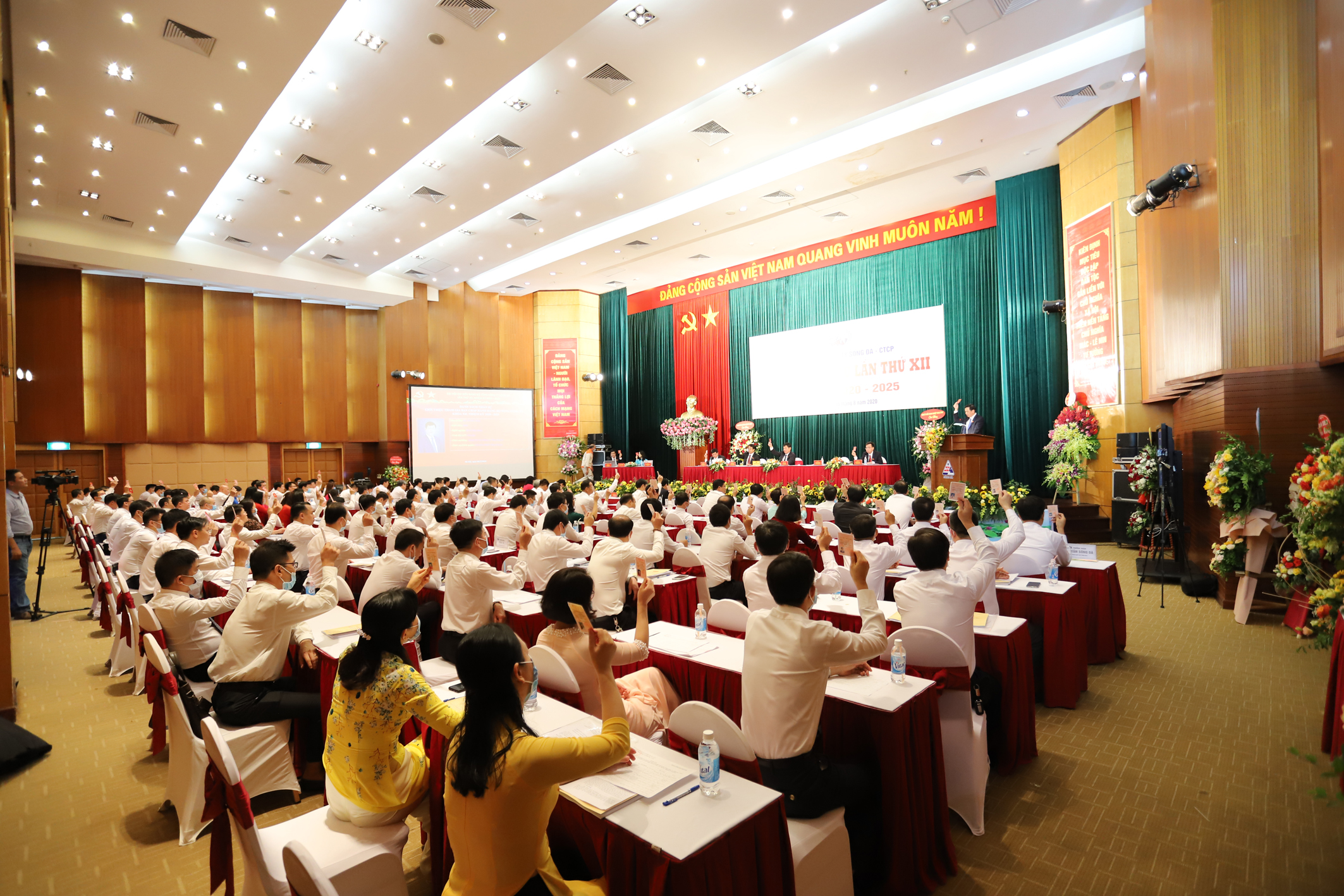 Đại biểu biểu quyết thông qua Nghị quyết Đại hội.