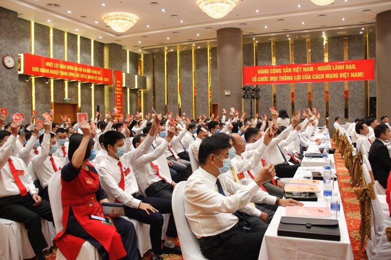 Các đại biểu bỏ phiếu bầu Ban Chấp hành Đảng bộ Tổng công ty nhiệm kỳ 2020 - 2025.