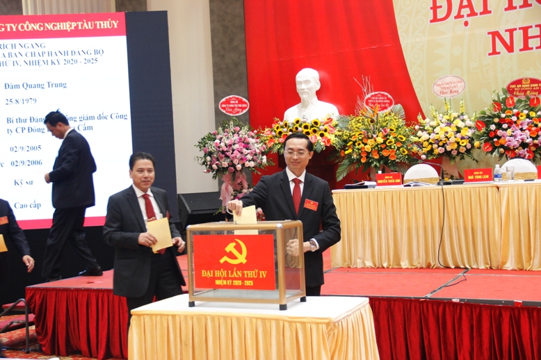 Các đại biểu bỏ phiếu bầu Ban Chấp hành Đảng bộ Tổng công ty nhiệm kỳ 2020 - 2025.