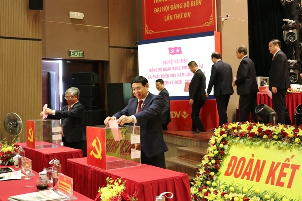 Các đại biểu bỏ phiếu bầu Ban Chấp hành Đảng bộ BIDV nhiệm kỳ 2020 - 2025.