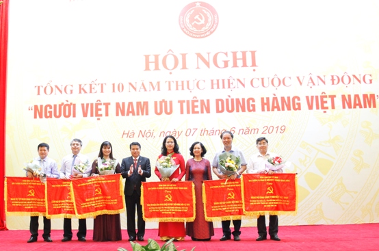 Đồng chí Trương Thị Mai - Trưởng Ban Dân vận Trung ương và đồng chí Y Thanh Hà Niê Kđăm - Bí thư Đảng ủy Khối Doanh nghiệp Trung ương tặng Cờ Thi đua cho Đảng ủy Agribank và các tập thể có thành tích xuất sắc tiêu biểu trong công tác lãnh đạo, chỉ đạo triển khai Cuộc vận động.