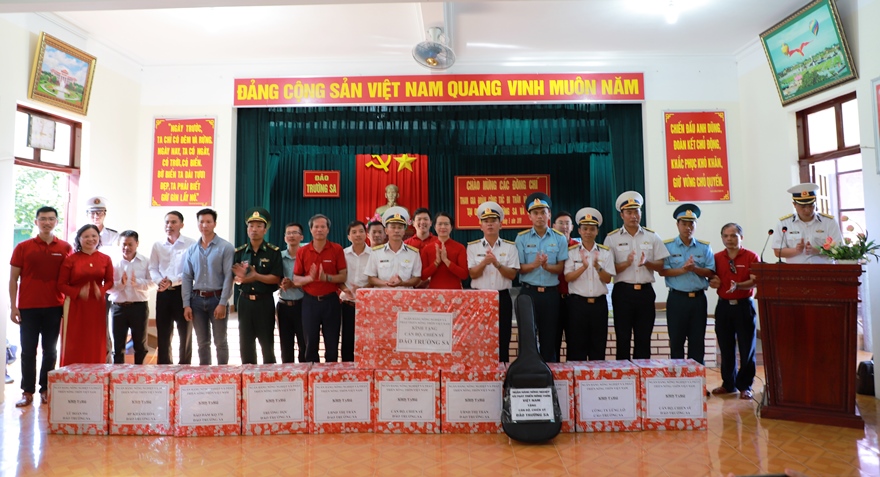 tặng quà biển đảo