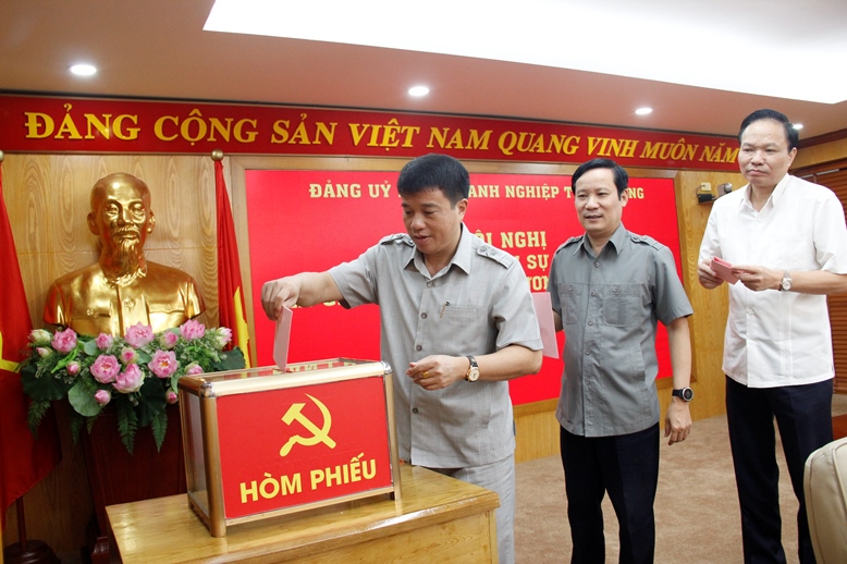 Các đại biểu tiến hành bỏ phiếu kín giới thiệu nhân sự tham gia BCH Trung ương khóa XIII.