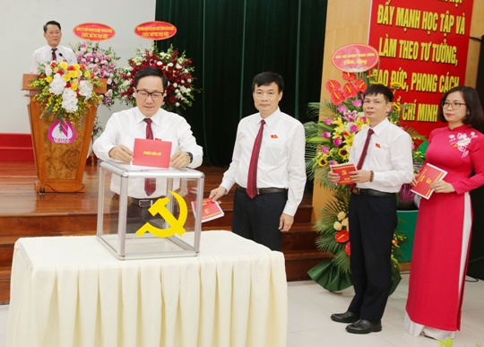 Các đại biểu bỏ phiếu bầu Ban Chấp hành Đảng bộ NHCSXH TW nhiệm kỳ 2020 - 2025.